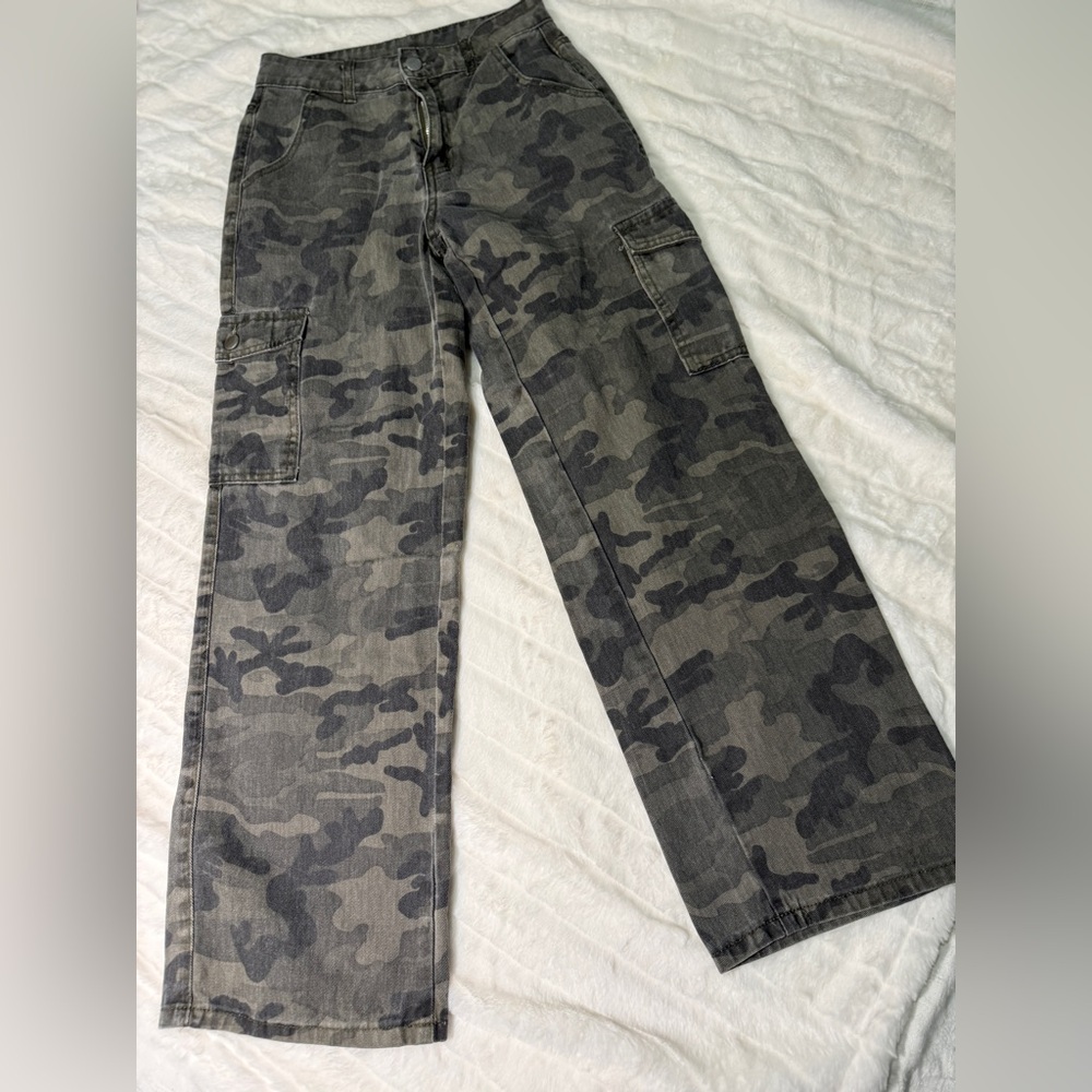 ❌SOLD❌Women's Camouflage Cargo Pants - Picture 1 of 8
